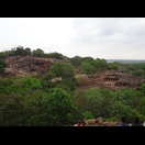 Blick vom Hügel mit den Khandagiri-Höhlen auf den gegenüberliegenden Hügel mit den Udayagiri-Höhlen
